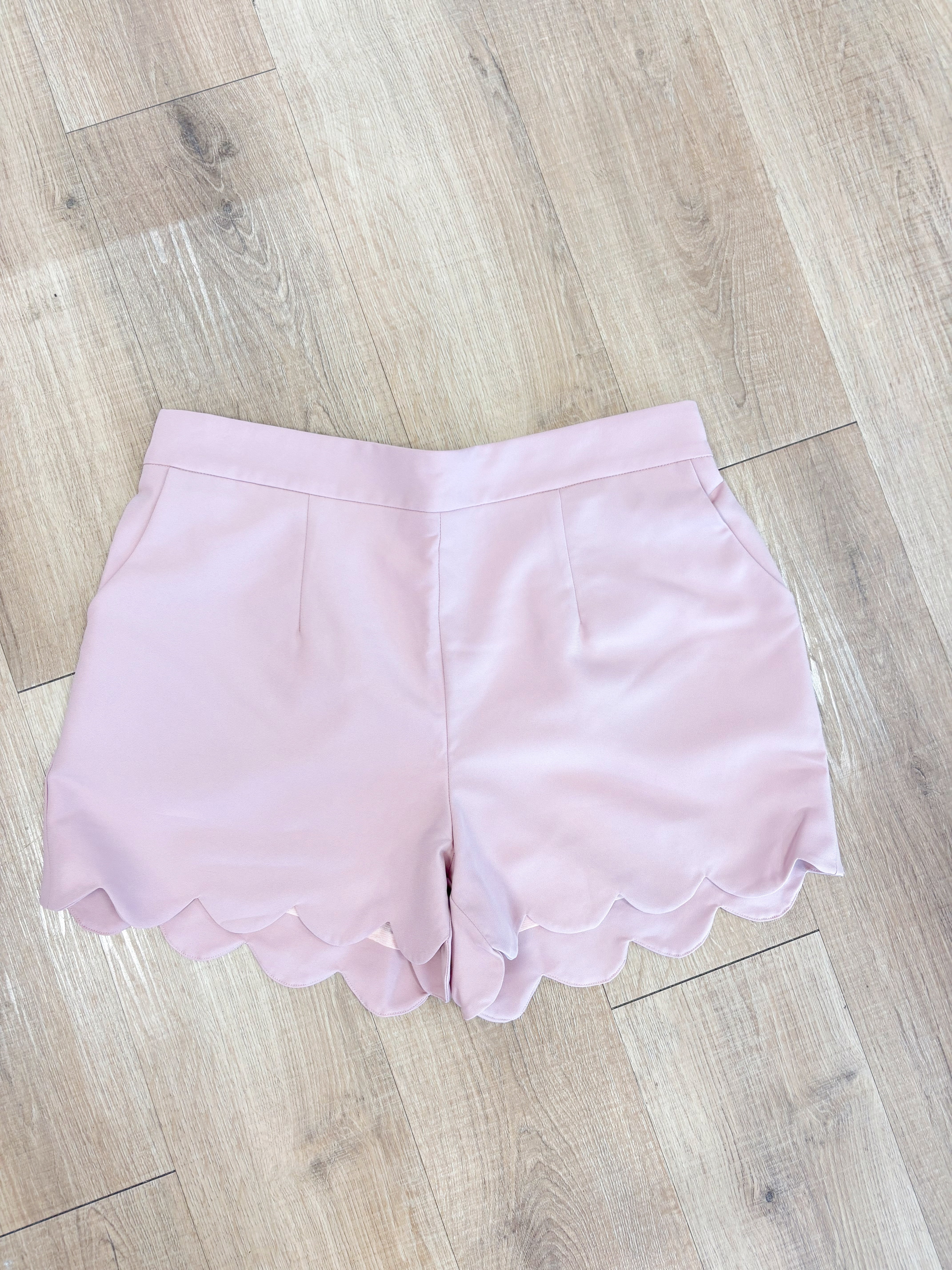 The Jaci Scalloped Shorts in Peony