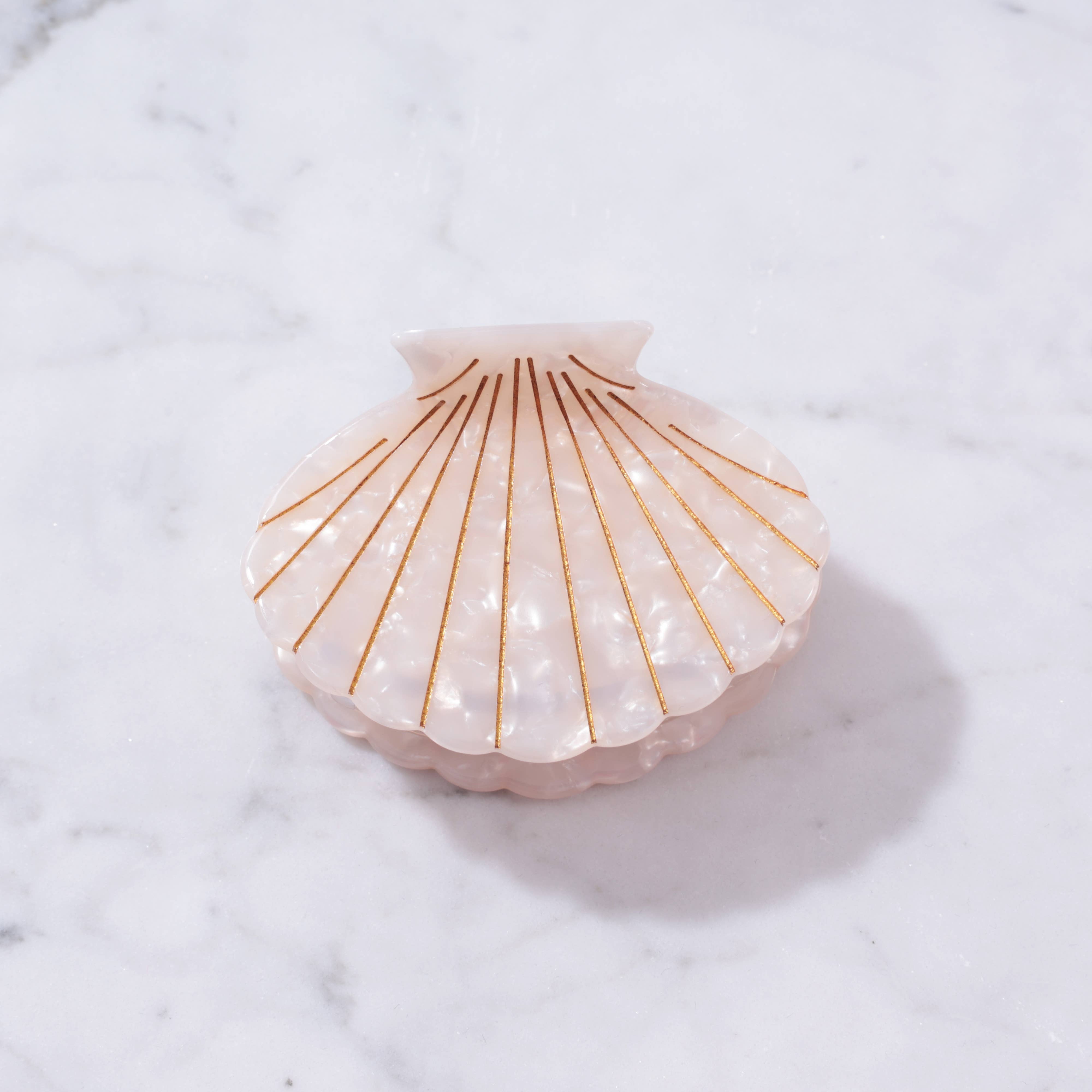 Shell-shaped hair clip with gold accents 