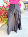 These black palazzo pants feature a flattering high-rise waist and an ultra-wide leg silhouette that creates a dramatic, flowy look.