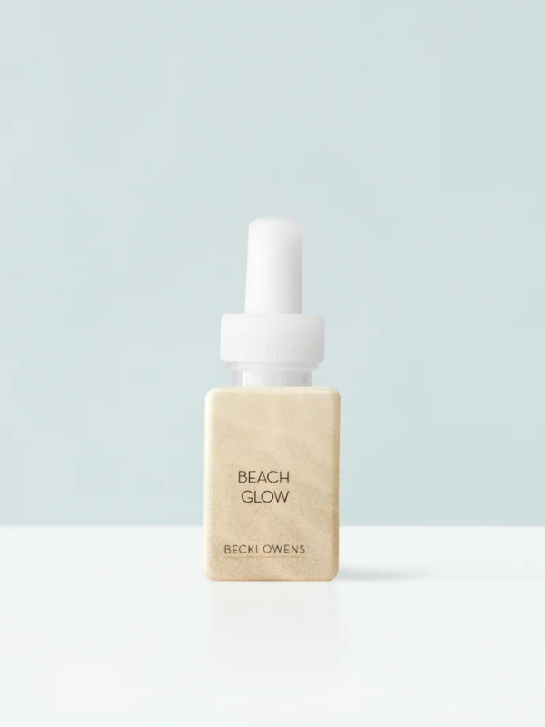 Pura scents with notes of warm sand, fresh ozone bergamot, ivy, tuberose absolute, coconut, freesia, peach, benzoin, vanilla, and musk